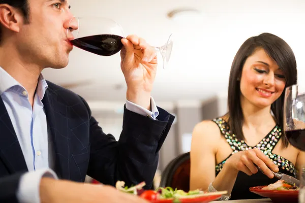 Paar beim Abendessen — Stockfoto