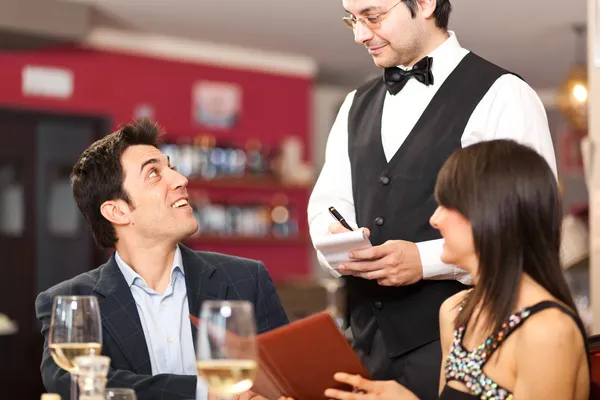 Casal pedindo jantar em um restaurante — Fotografia de Stock