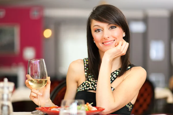 Mulher bonita segurando um copo de vinho — Fotografia de Stock