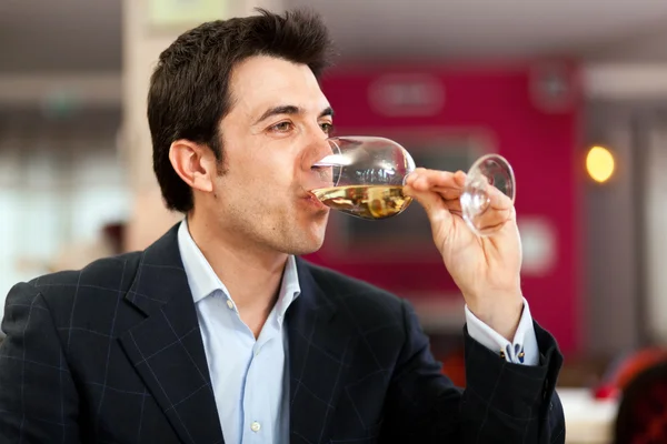 Schöner Mann, der Wein trinkt — Stockfoto