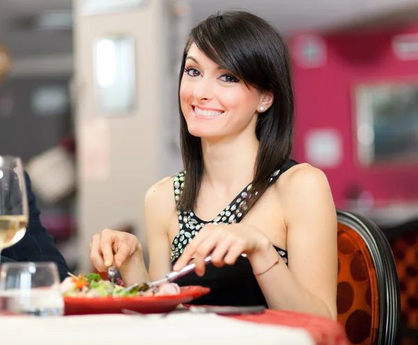Красивая женщина ест в ресторане — стоковое фото