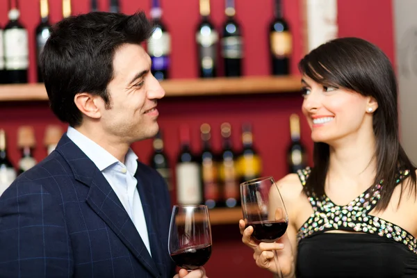 Couple toasting verres à vin dans un restaurant de luxe — Photo