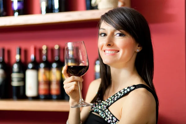 Krásná žena drží sklenici vína — Stock fotografie