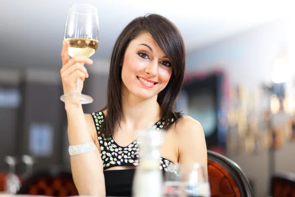 Schöne Frau mit einem Glas Wein — Stockfoto