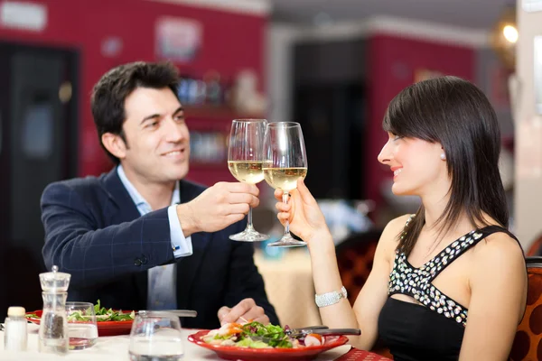 Un par de copas de vino tostadas en un restaurante —  Fotos de Stock