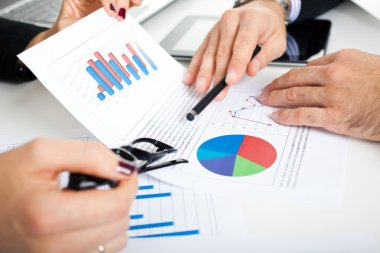 iş adamları bir toplantı sırasında tartışıyor