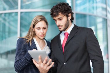iş adamları tablet kullanma