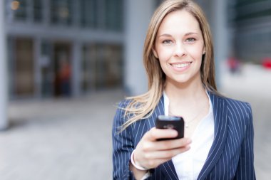 bir cep telefonu kullanan kadın