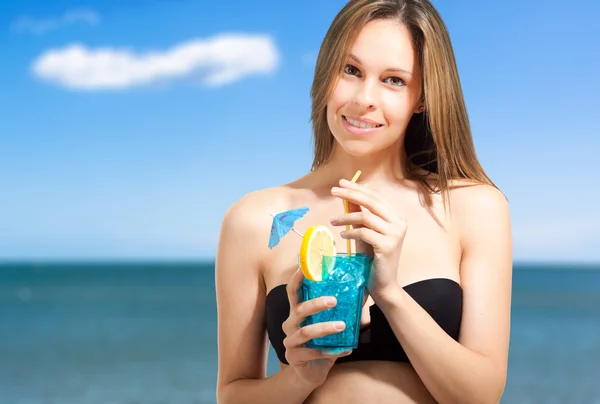 Bella donna che prende un cocktail sulla spiaggia — Foto Stock