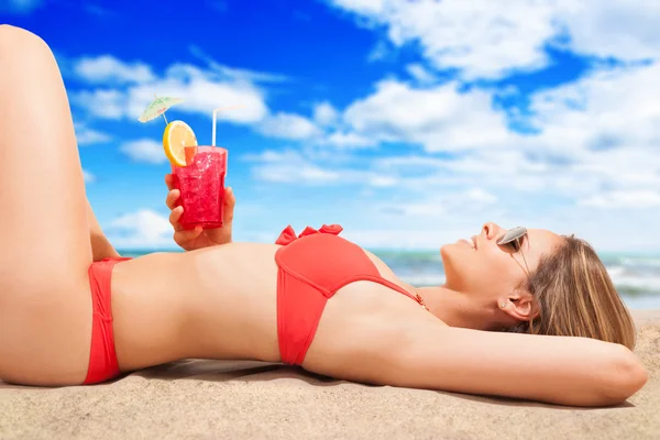 Mujer relajándose en la playa — Foto de Stock