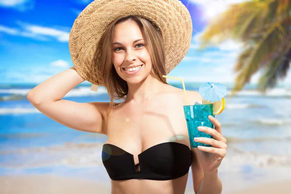 Mujer bebiendo un cóctel en la playa — Foto de Stock