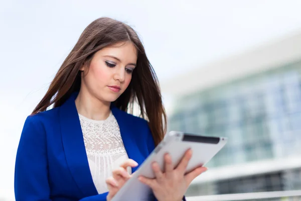 Donna che utilizza un tablet digitale — Foto Stock