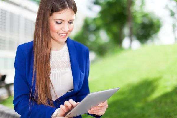 Donna che utilizza un tablet digitale — Foto Stock