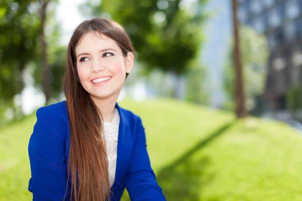 Mooie vrouw portret buiten — Stockfoto