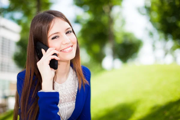 Mulher falando ao telefone — Fotografia de Stock