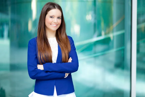 Beautiful businesswoman in a modern urban setting — Stock Photo, Image