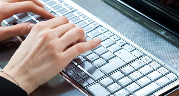 Closeup of a worker using a laptop computer — Stock Photo, Image