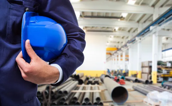 Trabajador sosteniendo su casco — Foto de Stock