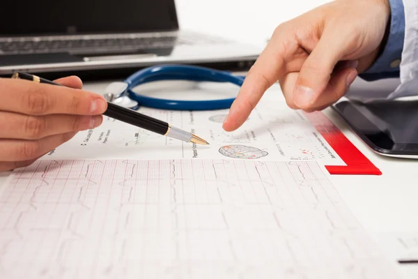 Doctors examining medical tests — Stock Photo, Image