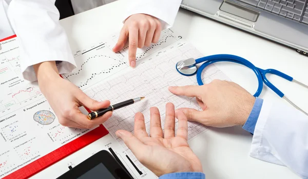 Doctors examining medical tests — Stock Photo, Image