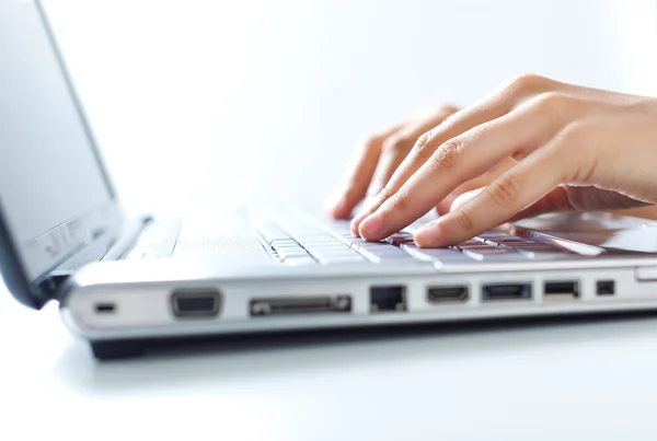 Nahaufnahme einer Frau mit einem Laptop — Stockfoto