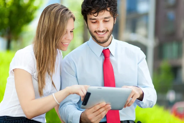 Porträt zweier Geschäftsleute bei der Arbeit — Stockfoto