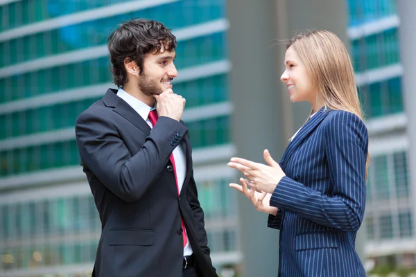 Porträt zweier Geschäftsleute bei der Arbeit — Stockfoto