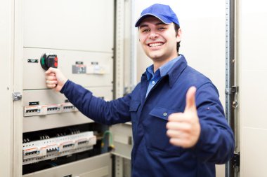 iş yerinde elektrikçi