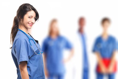 Gülümseyen bir hemşire portresi.