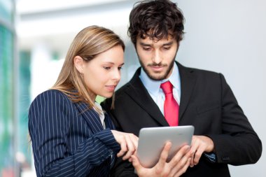 iş adamları bir merdiven üzerinde dijital tablet kullanma