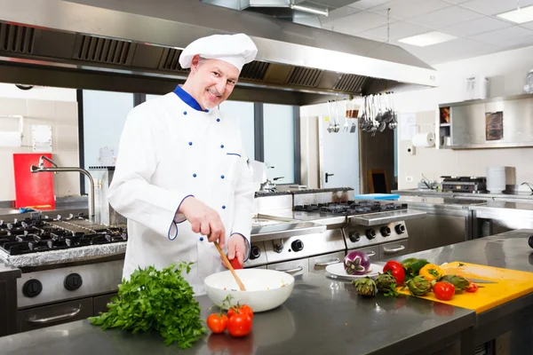 Cocinero cocinando en su cocina — Foto de Stock