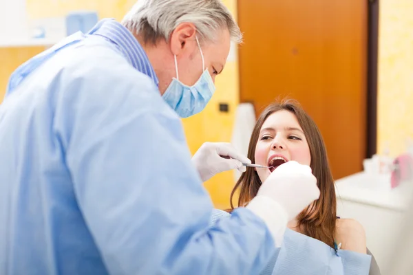 Dentysta robi zabieg — Zdjęcie stockowe