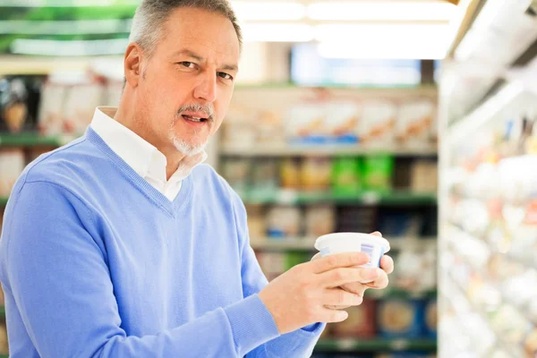 Man in een supermarkt — Stockfoto