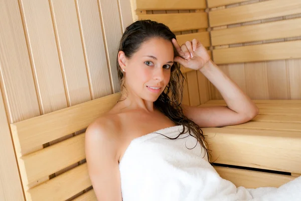 Schöne Frau entspannt in der Sauna — Stockfoto