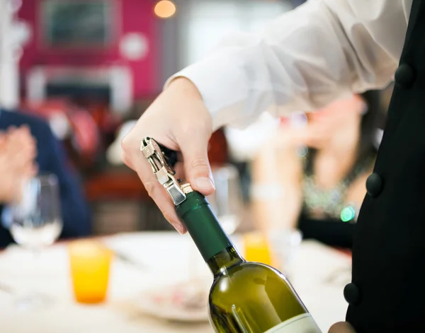 Camarero descorchando vino — Foto de Stock