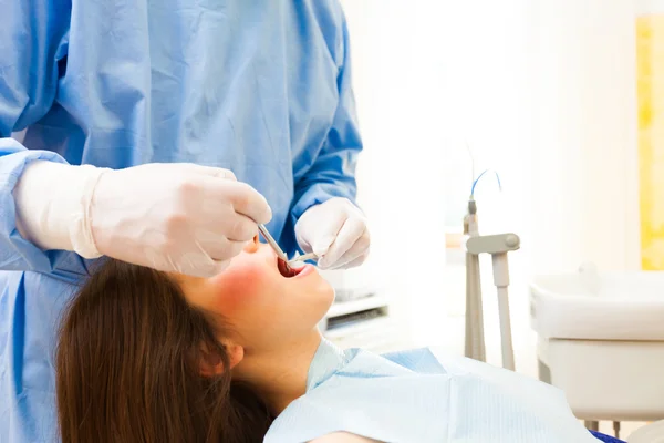 Dentista che fa un trattamento — Foto Stock