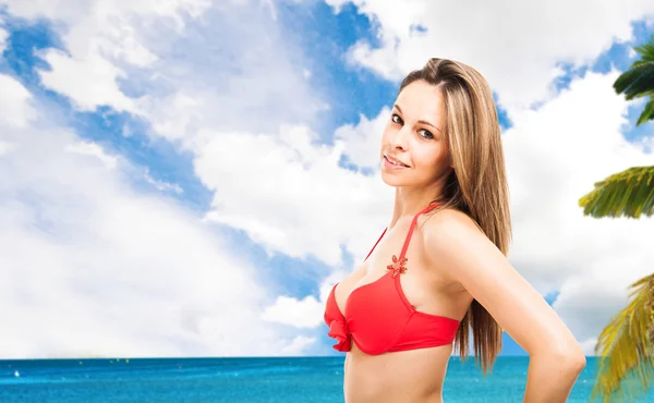 Mulher relaxante em frente ao mar — Fotografia de Stock