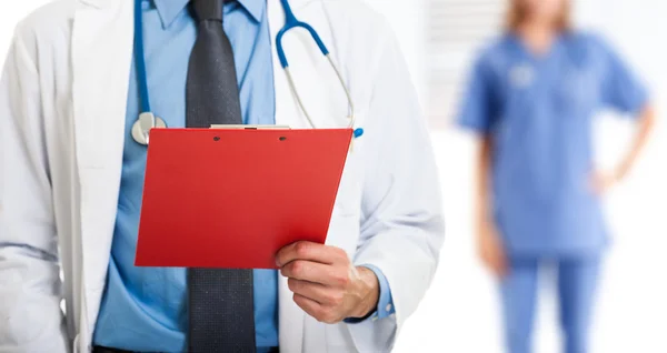 Médico segurando uma área de transferência — Fotografia de Stock