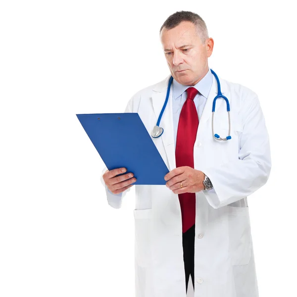 Starszy lekarz czytanie historia sprawy — Zdjęcie stockowe