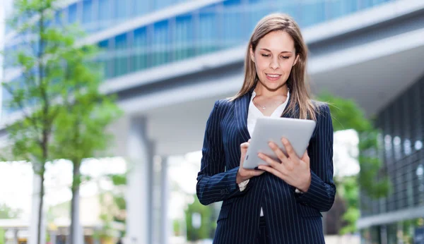 Vrouw met behulp van een Tablet PC — Stockfoto