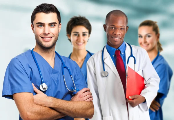 Medico di fronte alla sua squadra medica — Foto Stock