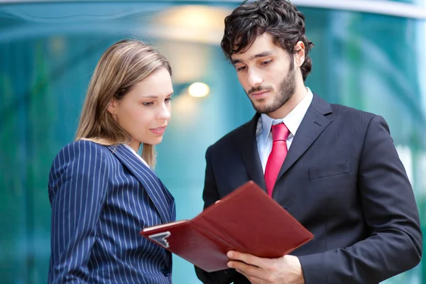 Businesspeople reading an agenda together — Stock Photo, Image