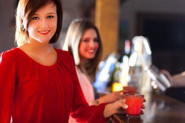 iki kadın bir içki keyfi