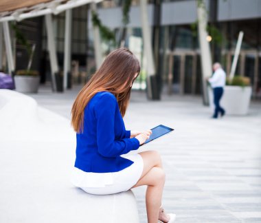 bir tablet kullanan kadın