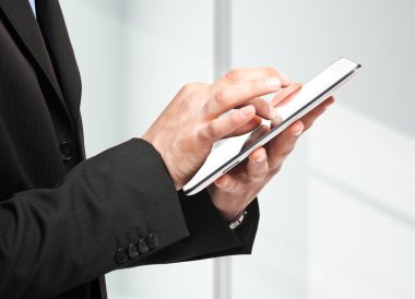 işadamı dijital tablet kullanma