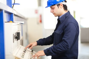 iş yerinde elektrikçi