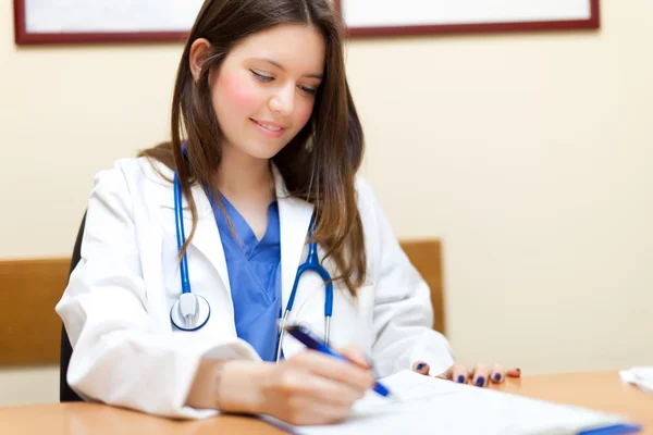 Jeune médecin dans son atelier — Photo