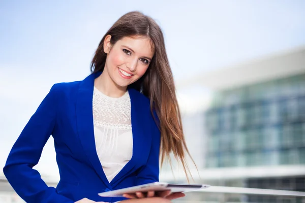 Frau mit Tablet — Stockfoto