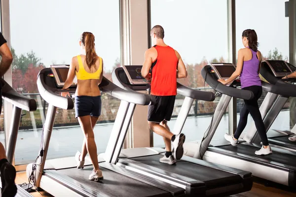 Mensen die op loopbanden lopen — Stockfoto