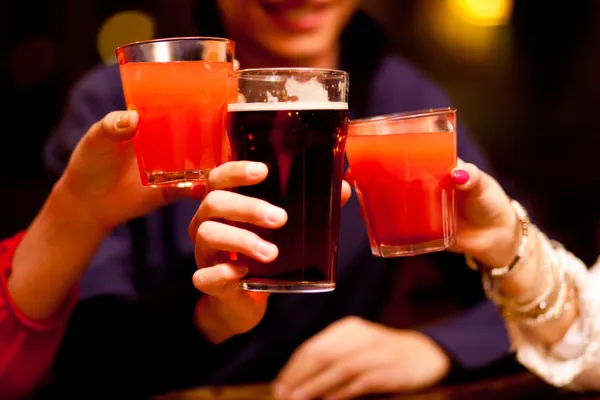 Друзья пьют Лицензионные Стоковые Изображения